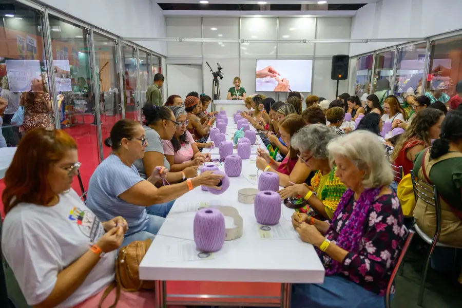 Visitantes explorando estandes da Feira Rio Artes