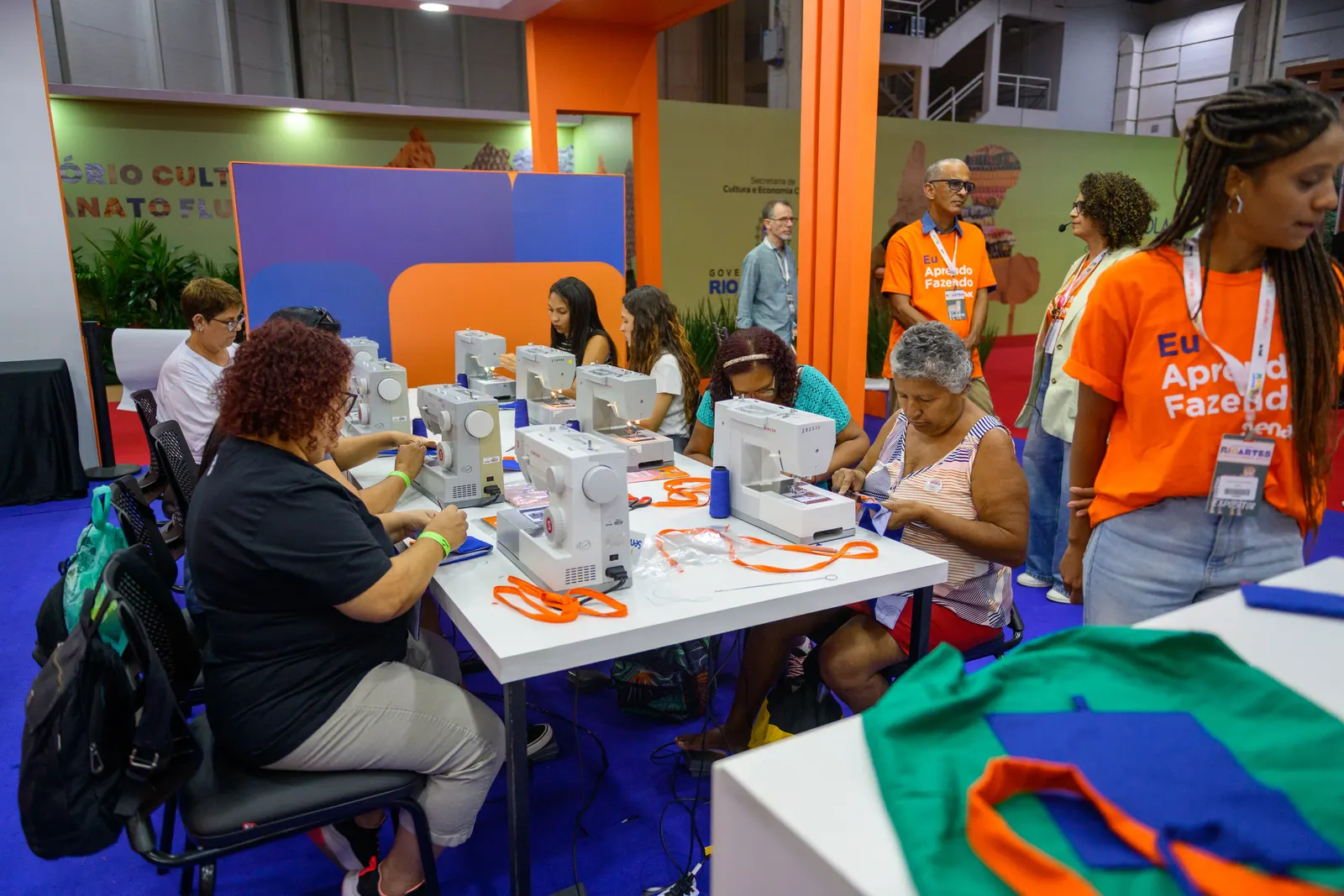 Visitantes participando das atividades da Feira Rio Artes