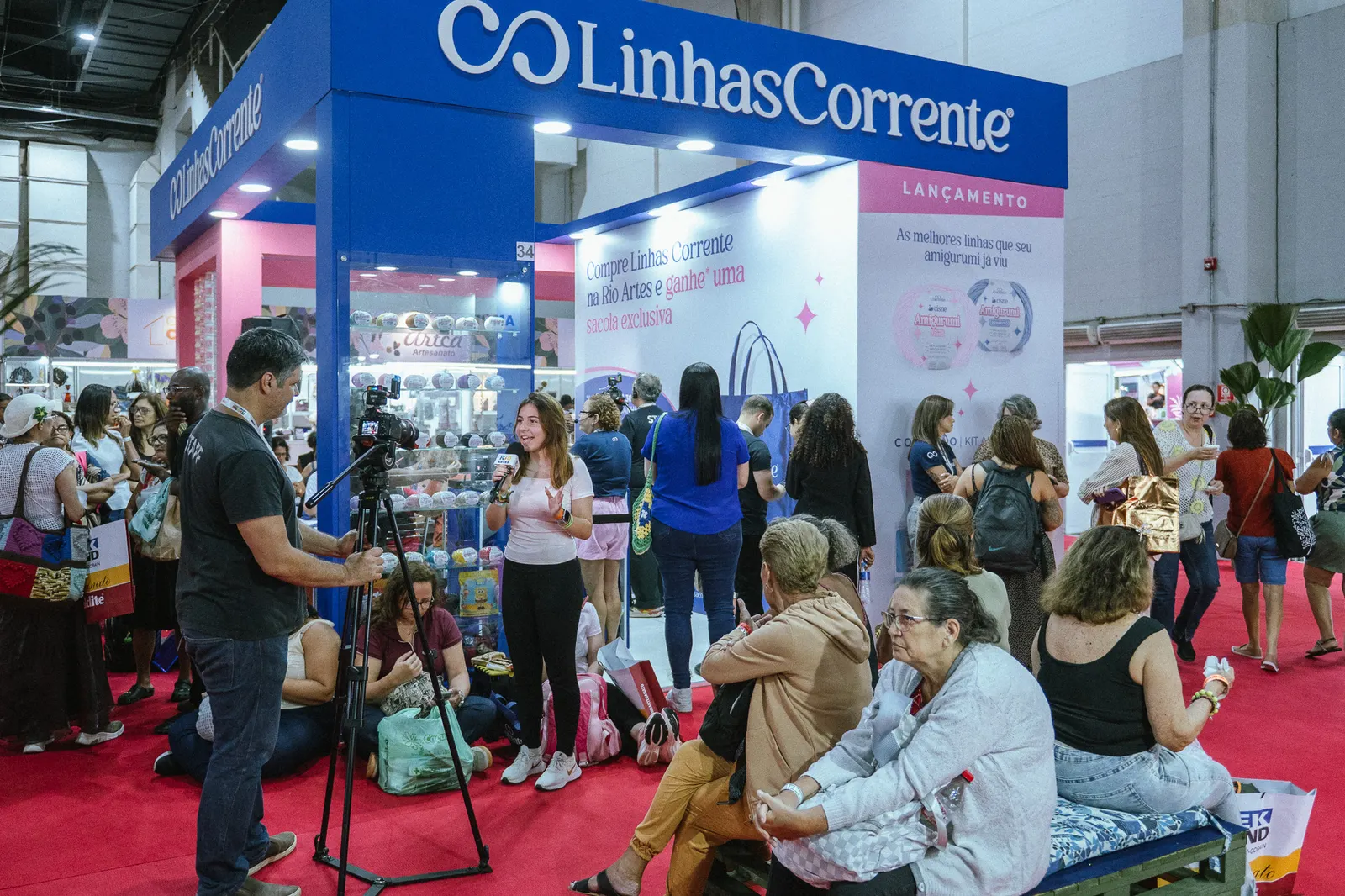 Corredor movimentado da Feira Rio Artes