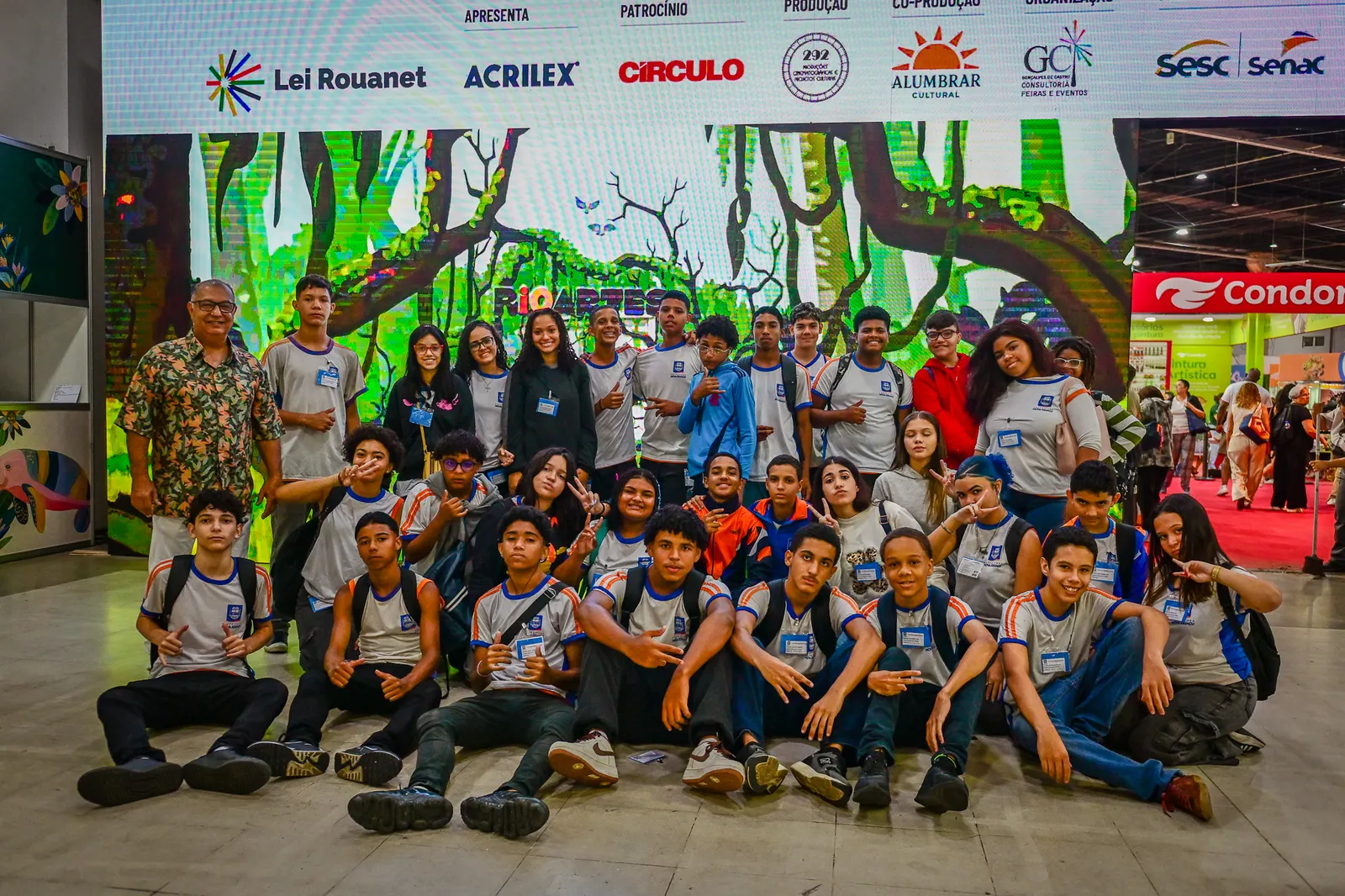 Grupo de estudantes visitando a Feira Rio Artes